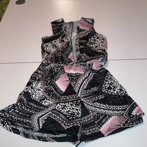 Small Romper low cut front 😻 side cutouts